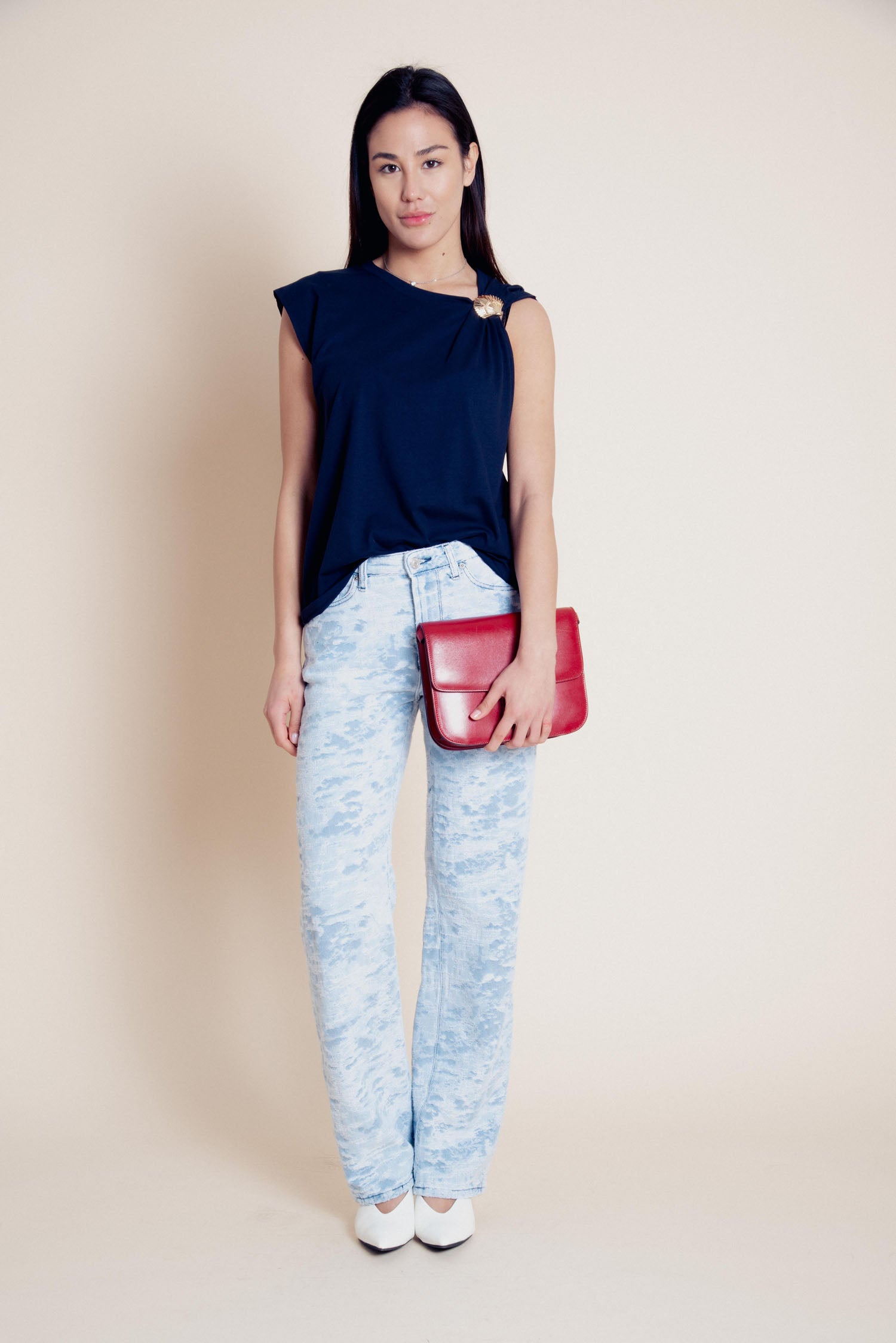 T-shirt con accessorio gold Shell