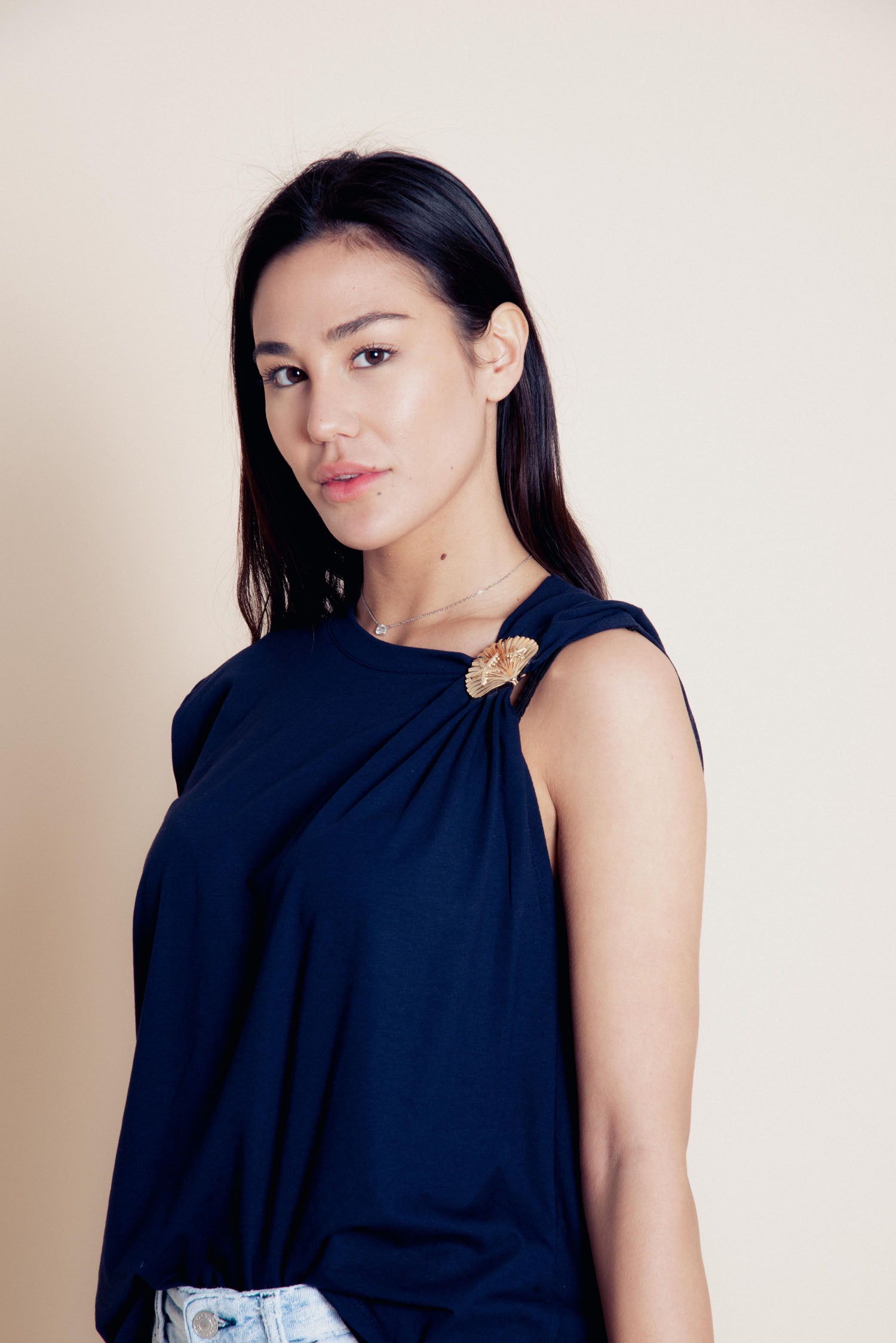 T-shirt con accessorio gold Shell